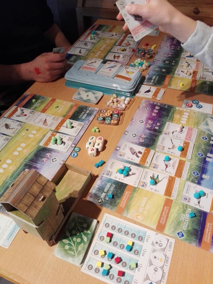 mensen spelen een spel